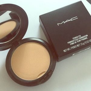 MAC Studio Fix Powder Plus Foundation NW20